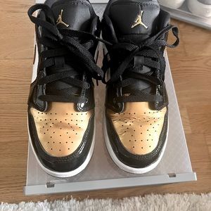 Jordan 1 Low black & Gold Toe Size boys 6.5 or women 8/8.5-100% authentic